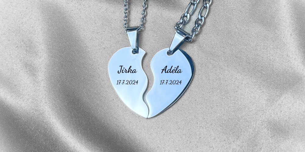 Vytvořte společný šperk s věnováním vygravírovaným do šperku Párové náhrdelníky pro zamilované s gravírováním, šperk pro dva, romantický dárek na zakázku